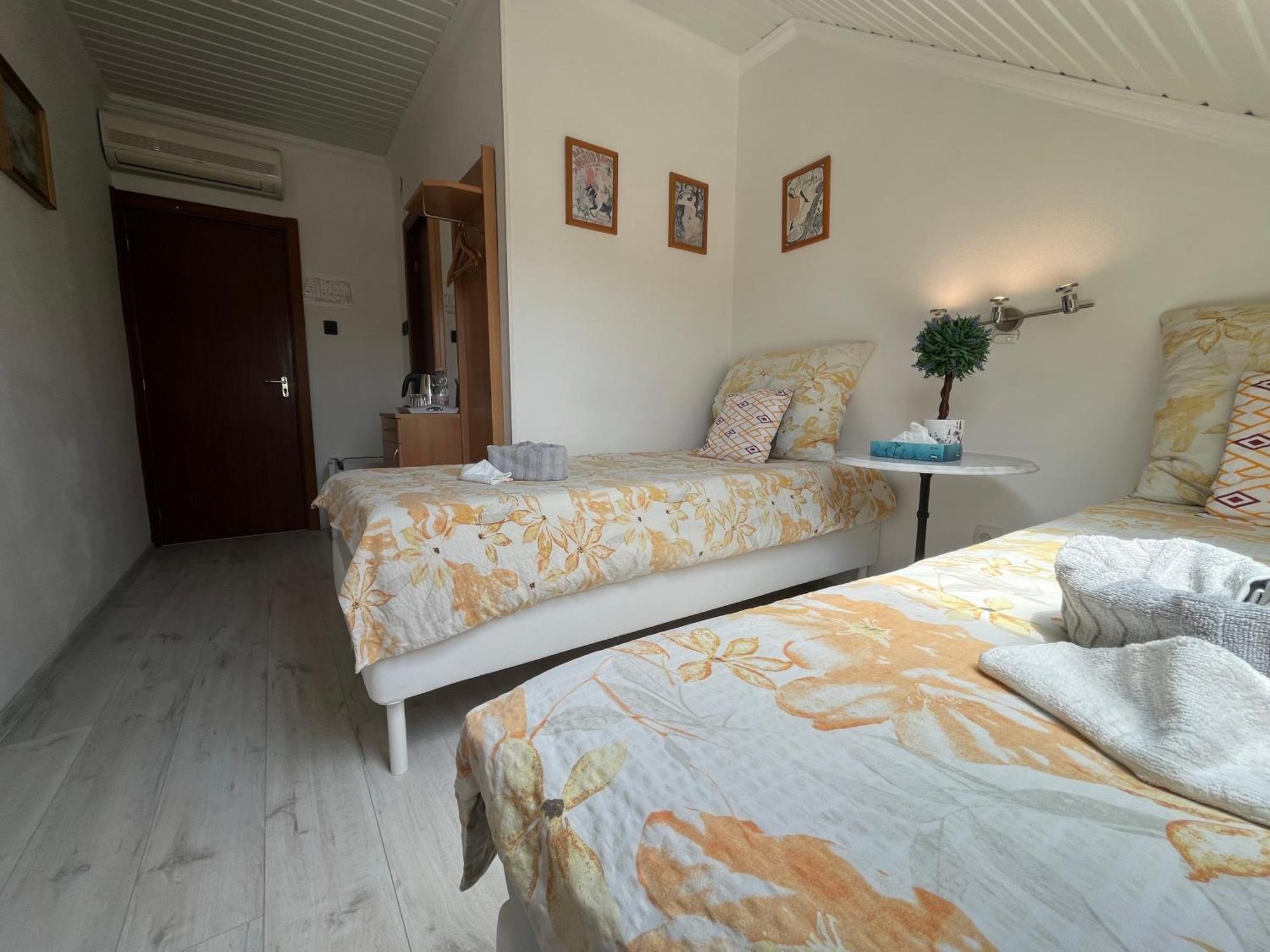 Tang House 唐舍 Hotel Budapest Ngoại thất bức ảnh